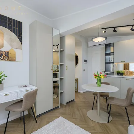 Cozy Old Town With Free Parking, Ac & Kitchen *